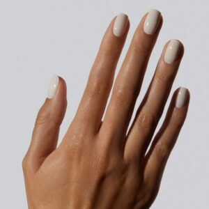 Inicio manicura con esmalte normal